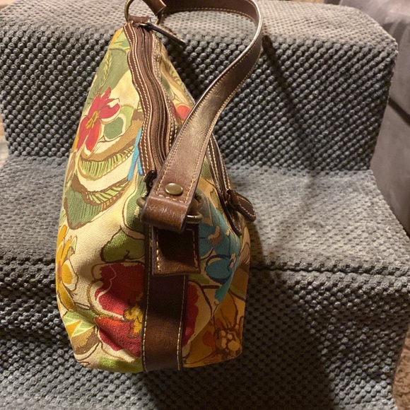 Like new small floral shoulder bag. Super cute bag multi color. - Picture 4 of 11